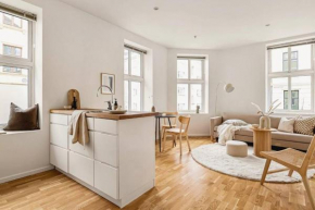 Centrally located - Beautiful & bright apartment